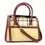 ⁦شنطة يد نسائية بشعار P&C⁩ - الصورة ⁦2⁩