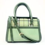 ⁦شنطة يد نسائية بشعار P&C⁩ - الصورة ⁦3⁩