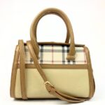 شنطة يد نسائية بشعار P&C