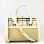 ⁦شنطة يد نسائية بشعار P&C⁩ - الصورة ⁦4⁩